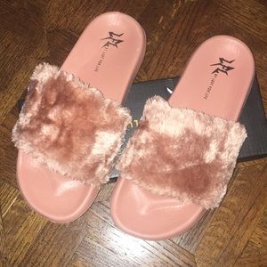 LFL by Lust for Life size 9 furry slides in blush
